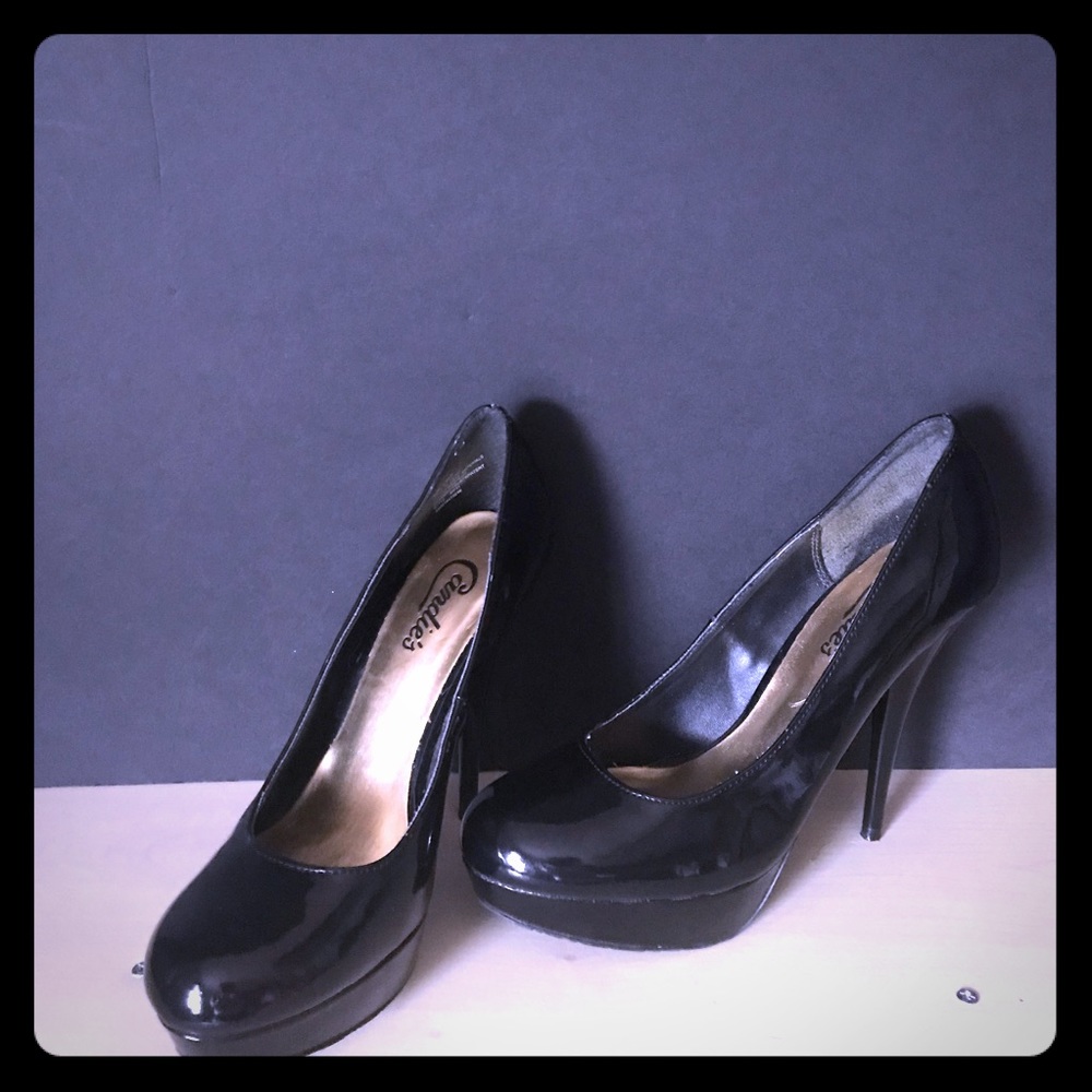 Candies Glossy Black platform pumps w/3” stiletto